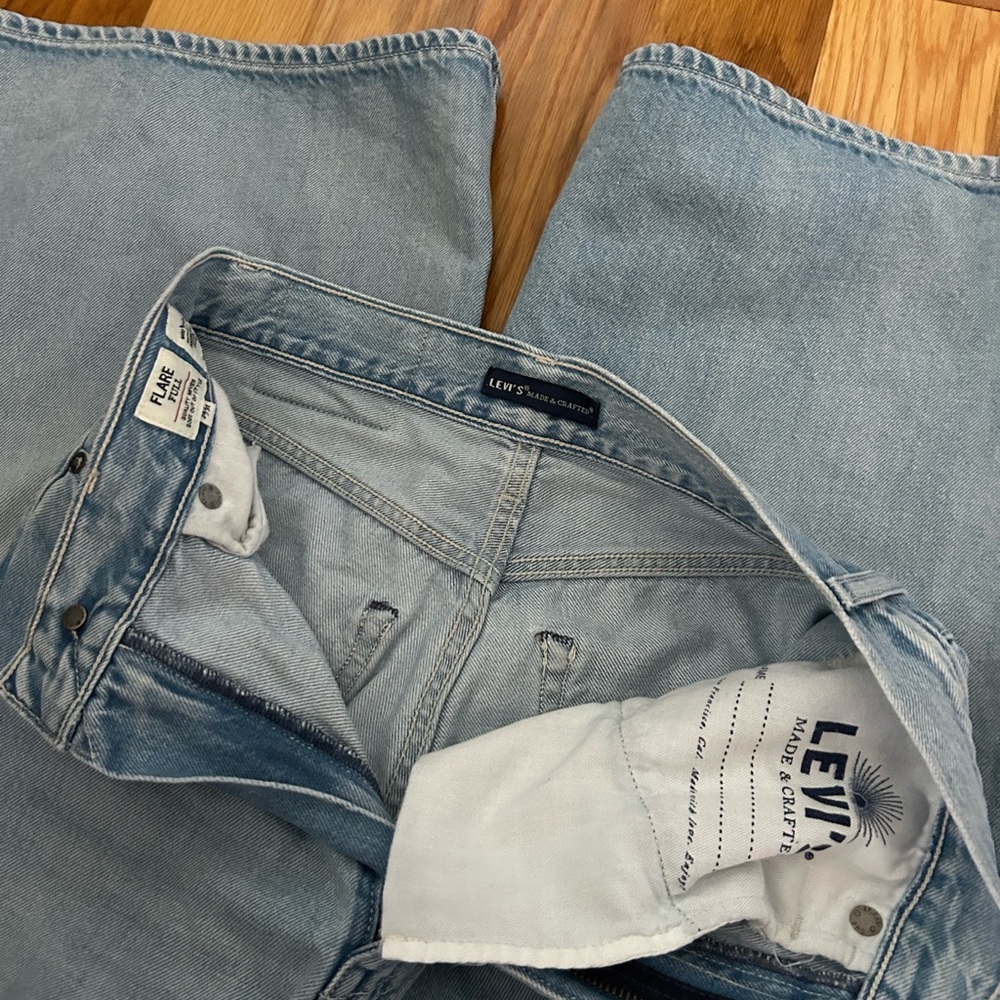 Levi’s high ride wide flare jeans!🌊 - Picture 3 of 4